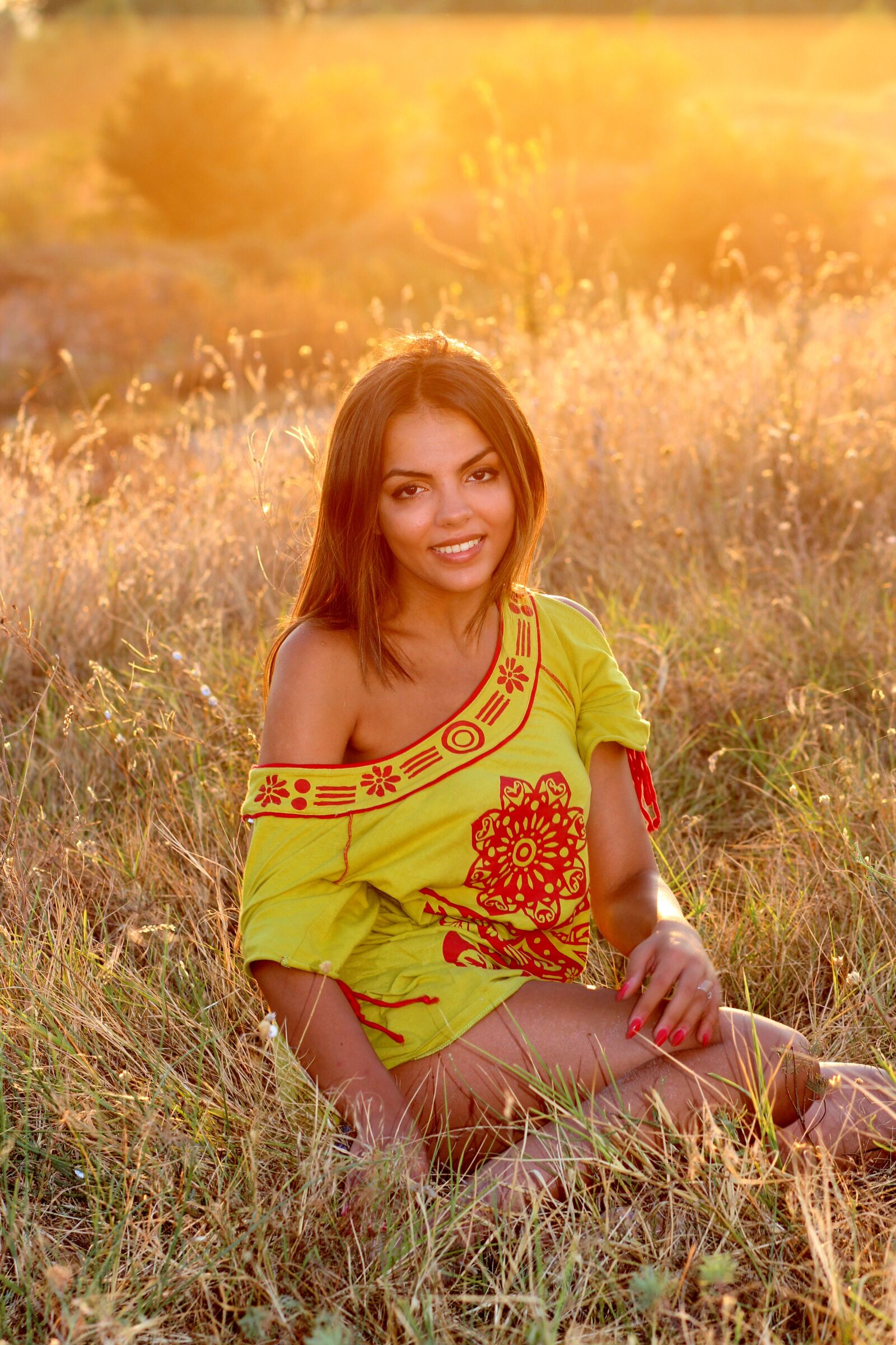 Canon EOS 700D (EOS Rebel T5i / EOS Kiss X7i) + Canon EF 85mm F1.8 USM sample photo. Girl, grass, sunset photography
