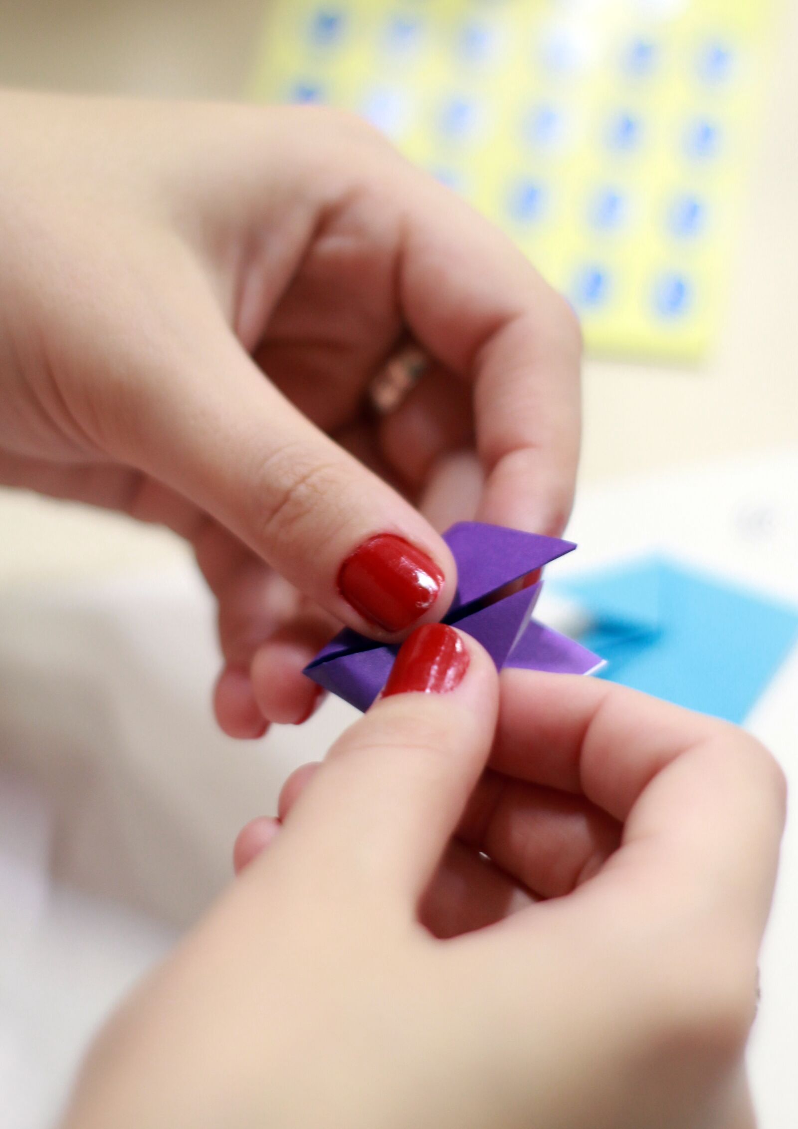 Canon EOS 1200D (EOS Rebel T5 / EOS Kiss X70 / EOS Hi) sample photo. Hands, origami, school photography