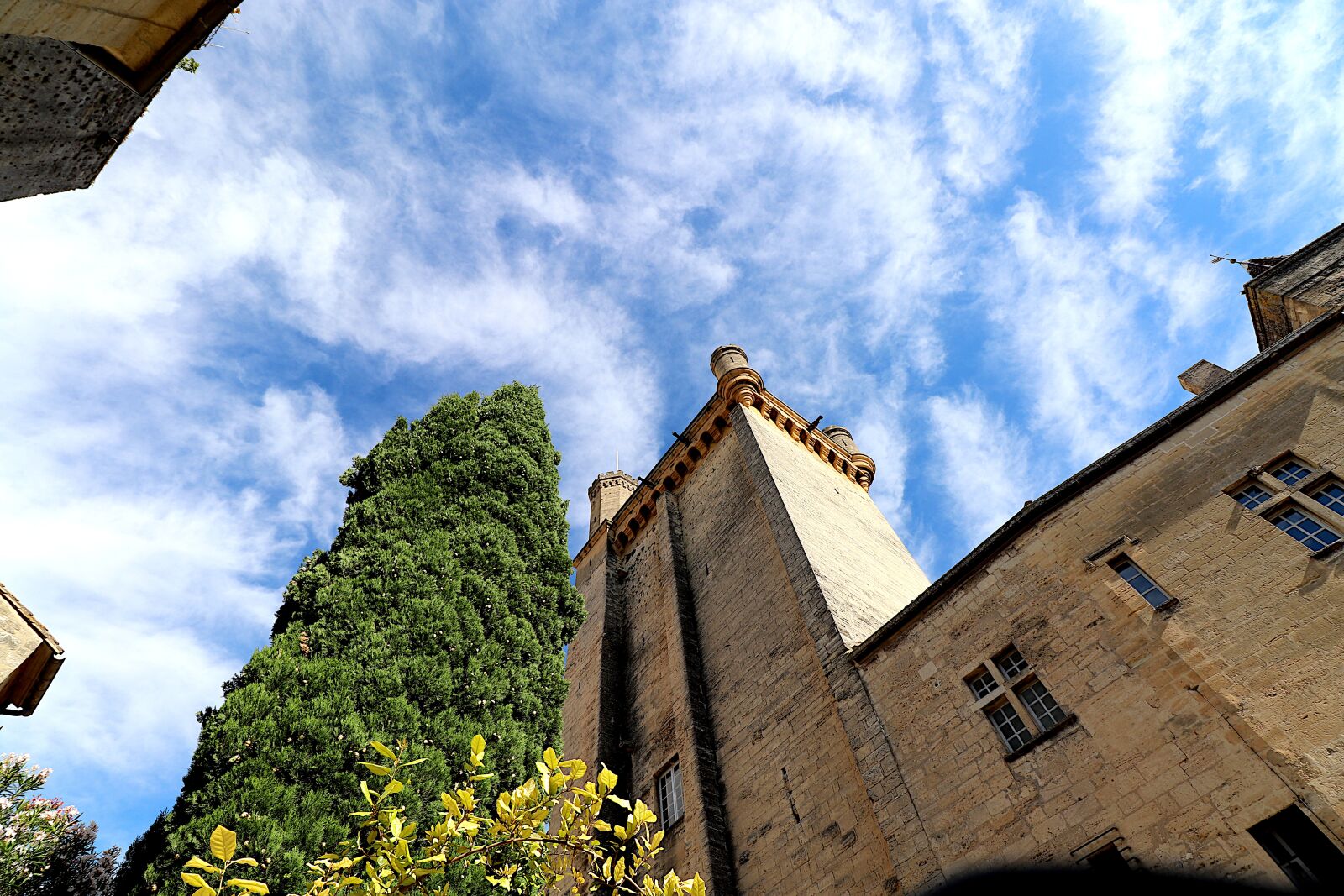 Canon EOS 800D (EOS Rebel T7i / EOS Kiss X9i) sample photo. Uzès, city, gard photography