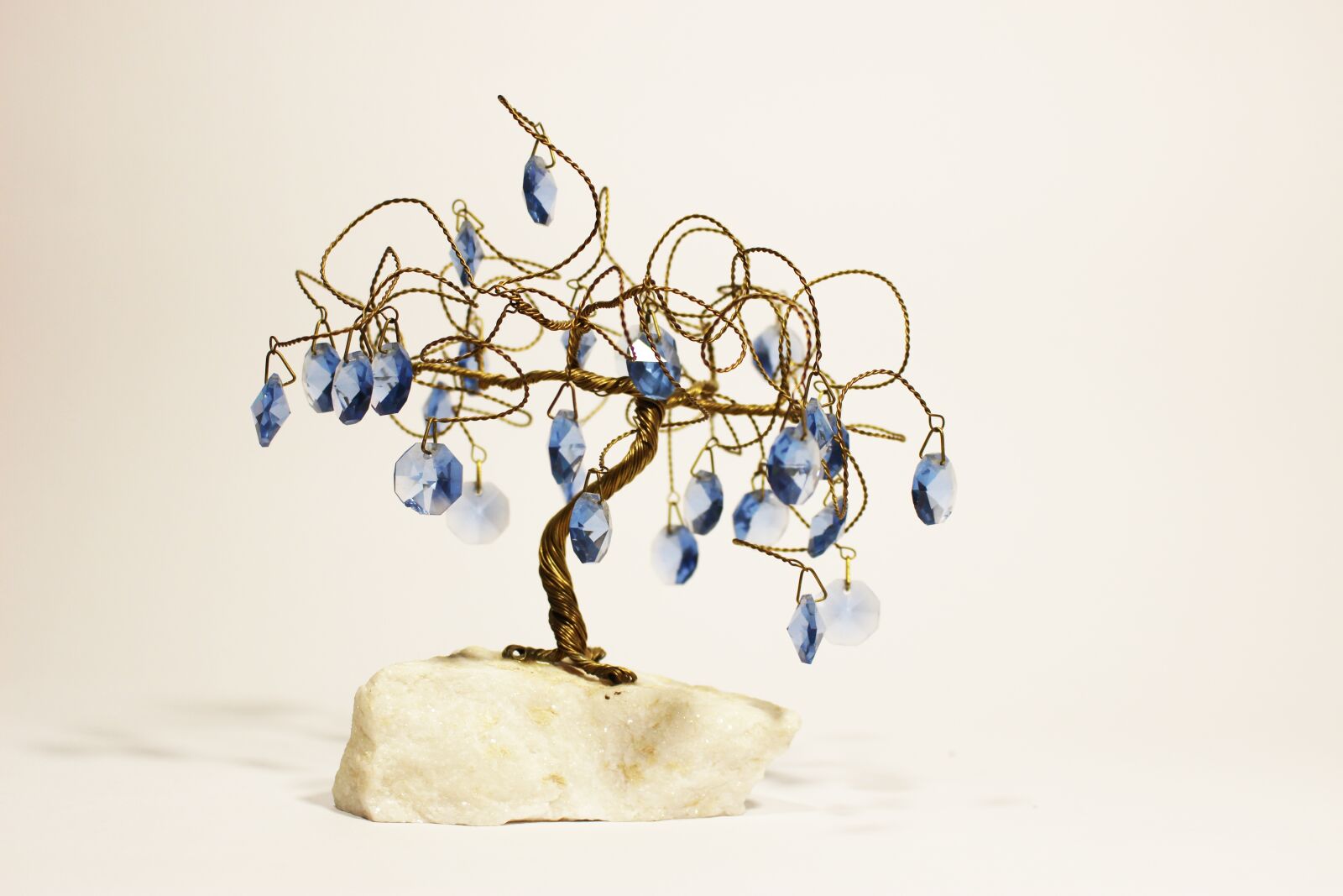 Canon EOS 100D (EOS Rebel SL1 / EOS Kiss X7) sample photo. Sapling, crystal, copper photography