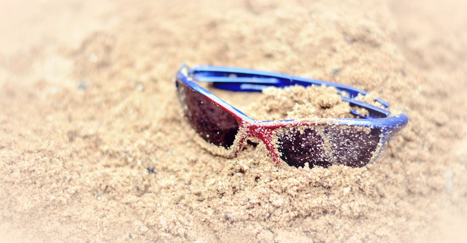Nikon D5200 sample photo. Sunglasses, sand, summer photography