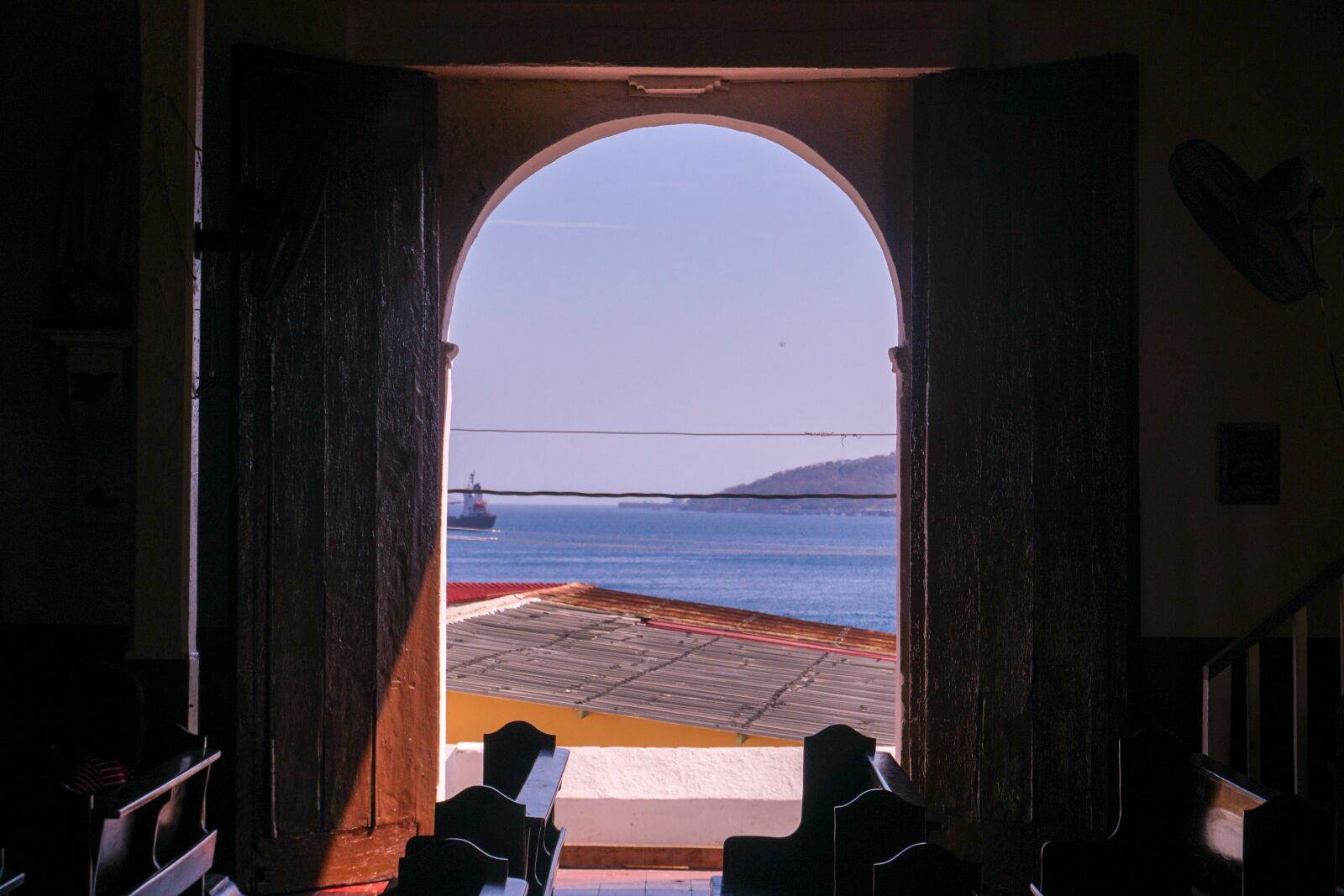 Sony E 16-50mm F3.5-5.6 PZ OSS sample photo. View, ocean, the door photography