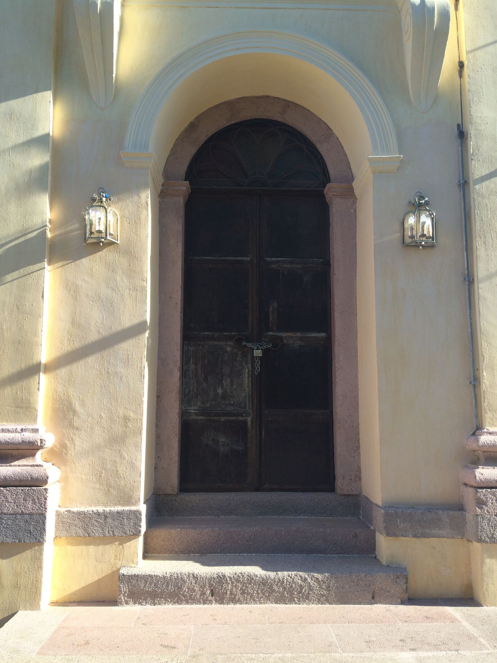 iPhone 5s back camera 4.15mm f/2.2 sample photo. Building, door, architecture photography