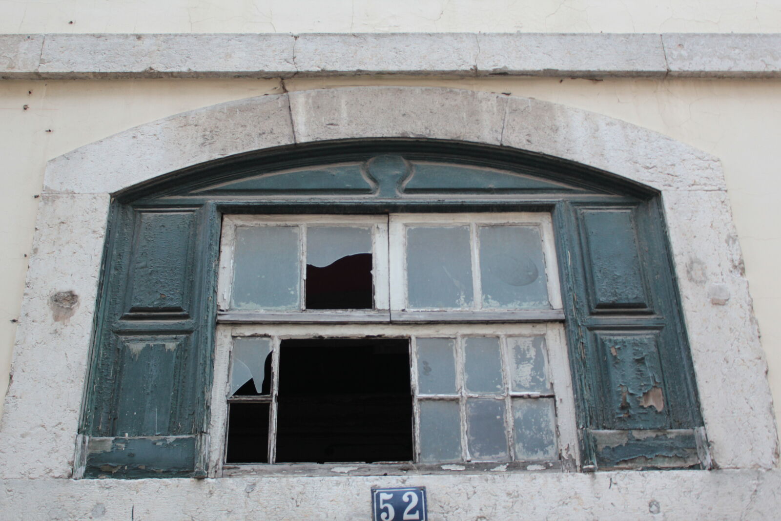 Canon EOS 550D (EOS Rebel T2i / EOS Kiss X4) sample photo. Broken, window photography