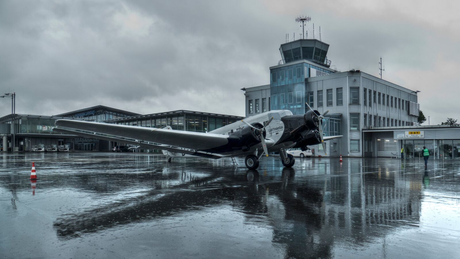 Panasonic Lumix DMC-FZ1000 sample photo. Airport, junkers, ju 52 photography