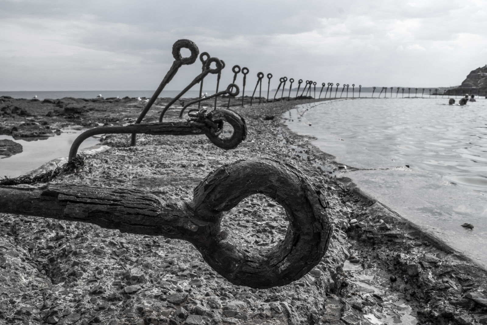 Canon EOS M2 + Canon EF-M 18-55mm F3.5-5.6 IS STM sample photo. Wheel, at, beach, against photography