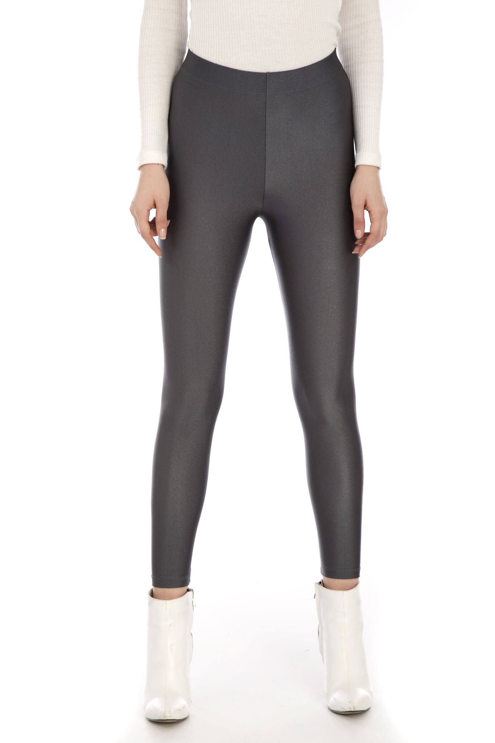 Canon EOS 5D Mark IV sample photo. Tights, grey, pants photography