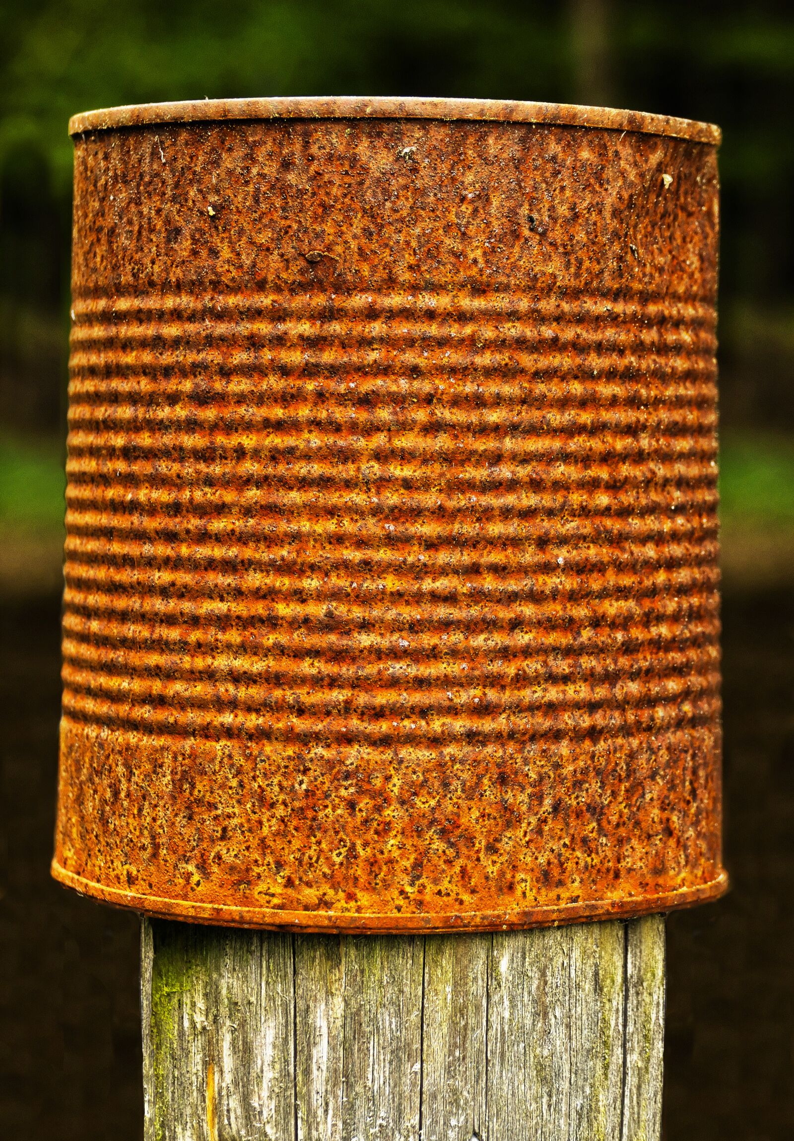 Panasonic Lumix DMC-FZ1000 sample photo. Post, box, rusty photography