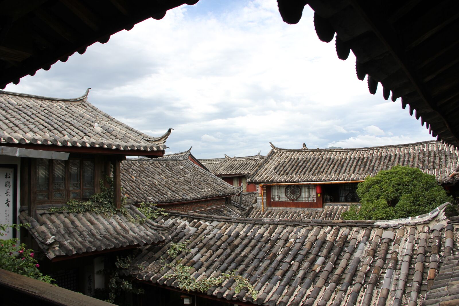 Canon EOS 550D (EOS Rebel T2i / EOS Kiss X4) sample photo. Ancient architecture, in yunnan photography