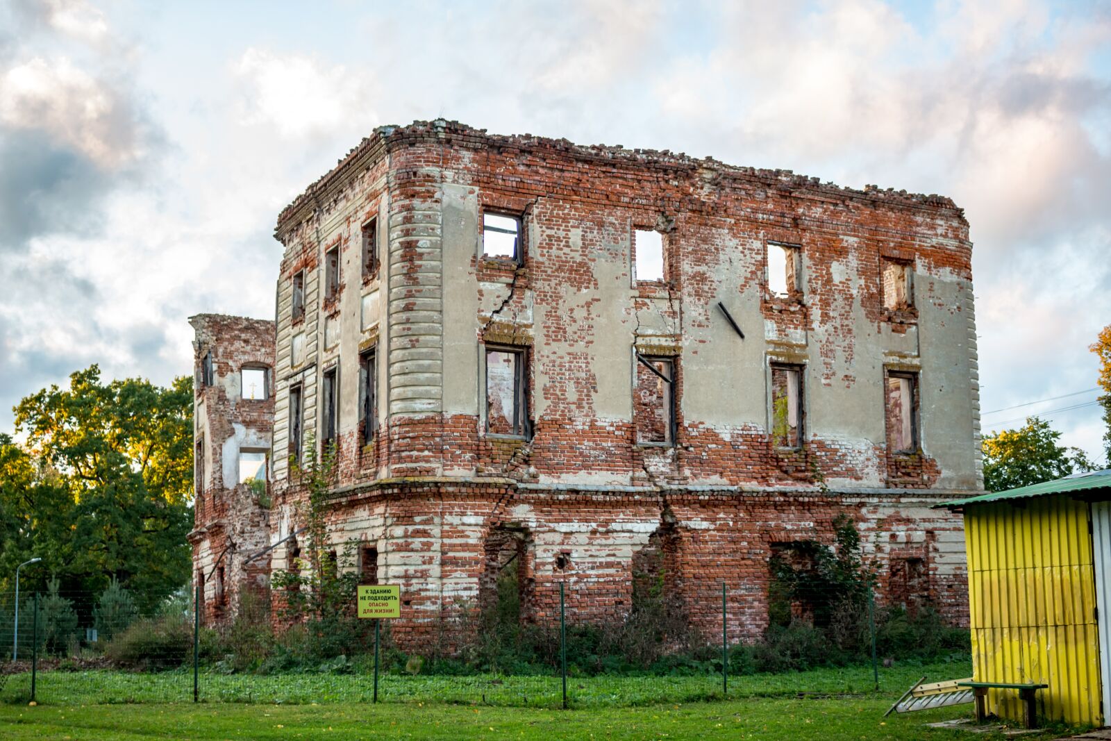 Canon EOS 100D (EOS Rebel SL1 / EOS Kiss X7) sample photo. Belkino, the ruins of photography