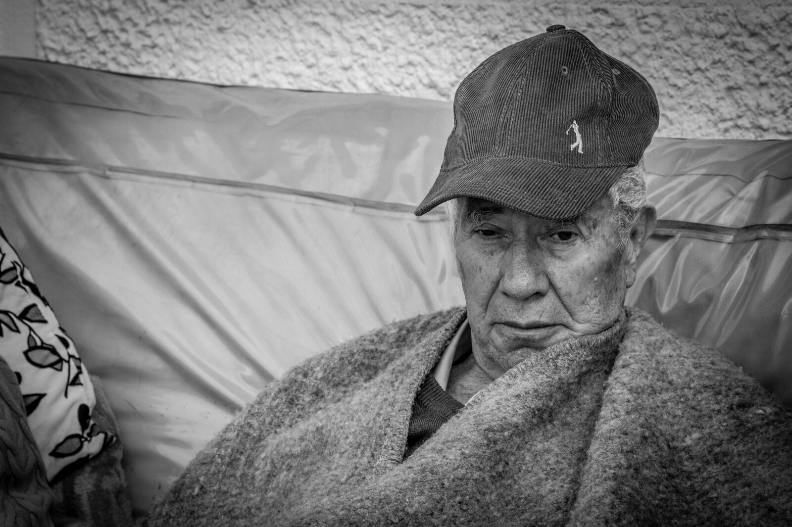 Canon EF 28-135mm F3.5-5.6 IS USM sample photo. Old age, diabetes, sad photography