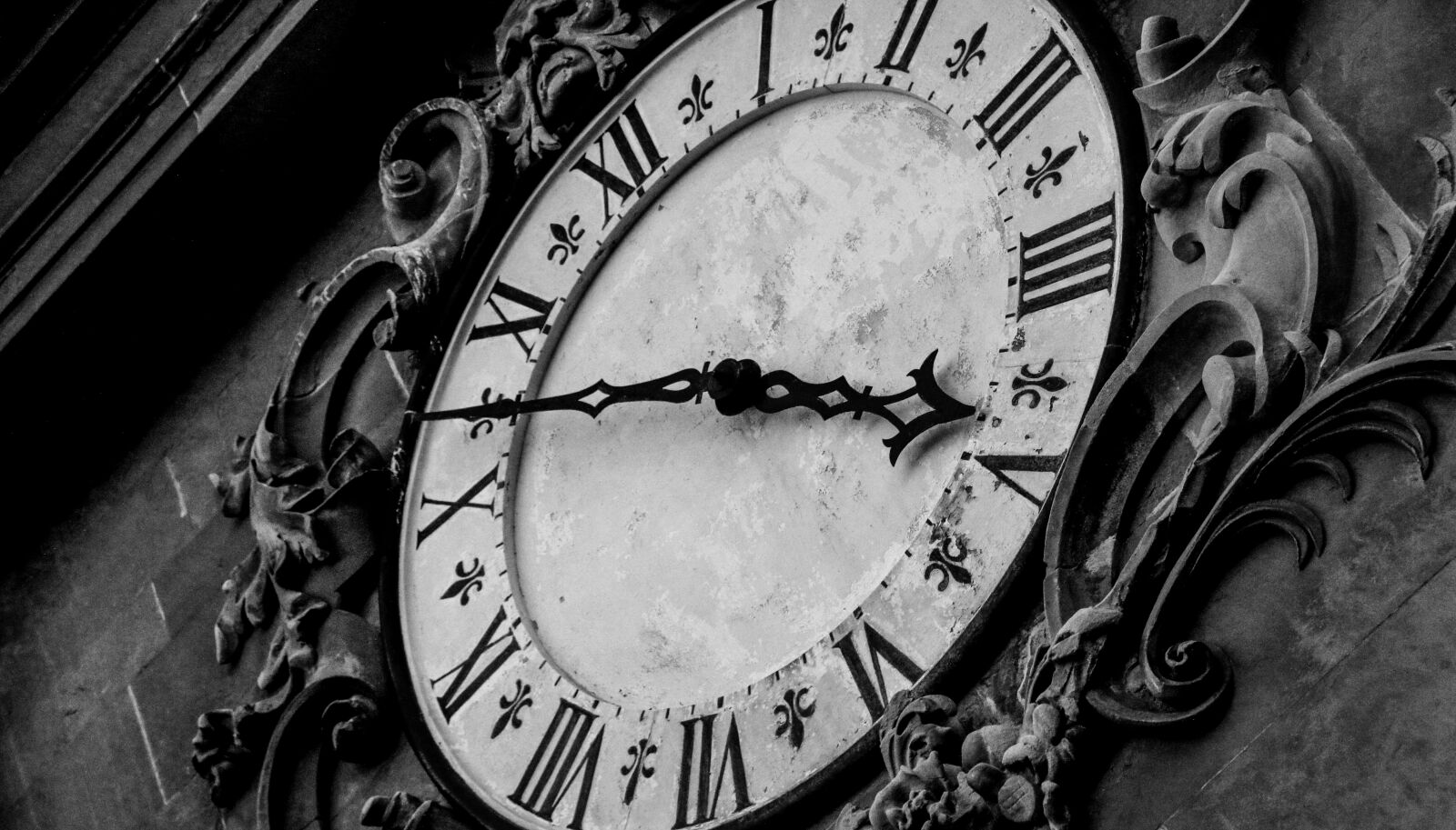 Canon EF-S 18-200mm F3.5-5.6 IS sample photo. Clock, design, time photography