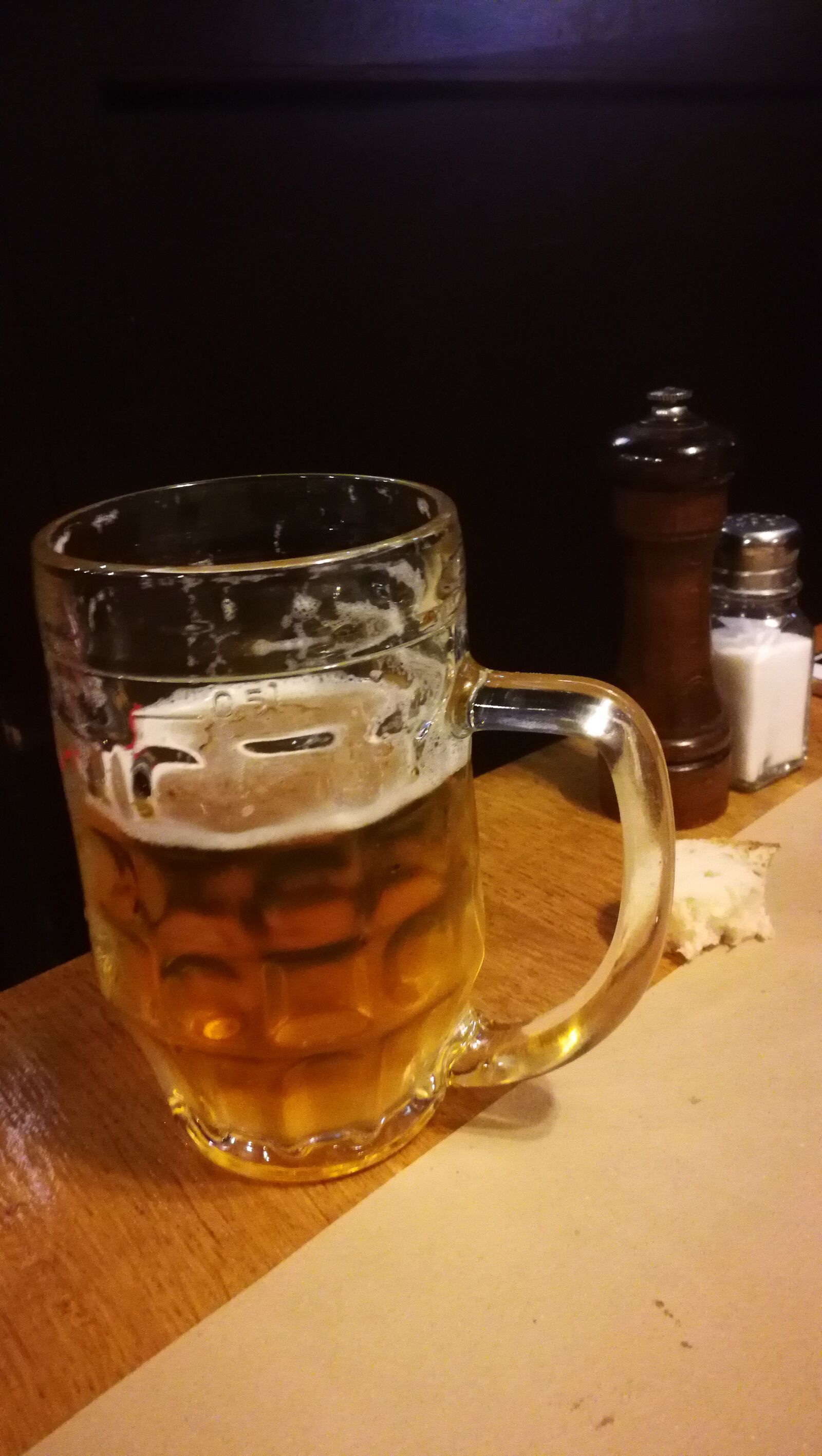 HUAWEI P10 sample photo. Beer, glass, restaurant photography