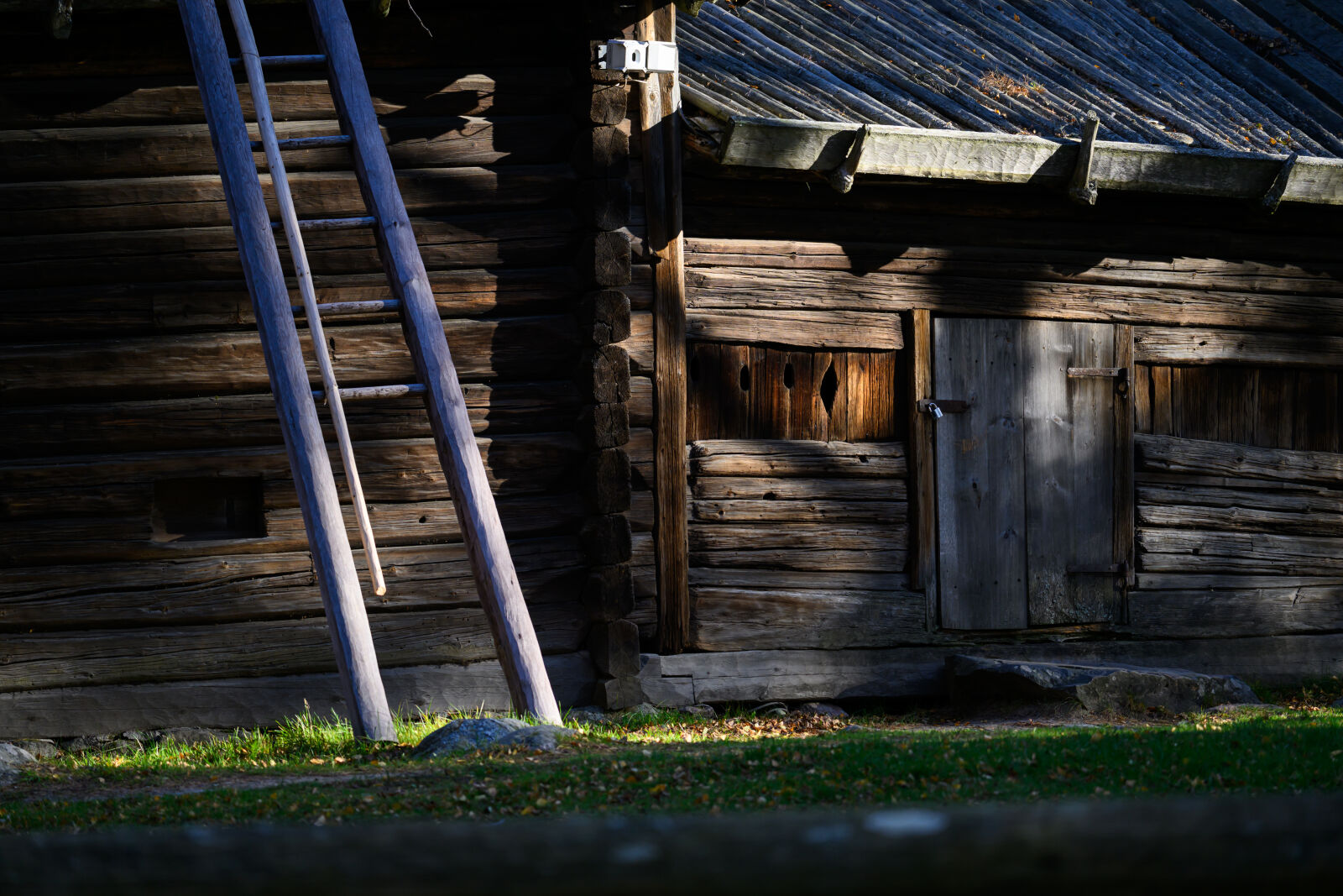 Tamron 150-500mm F5-6.7 Di III VC VXD sample photo. Old wooden cottage photography