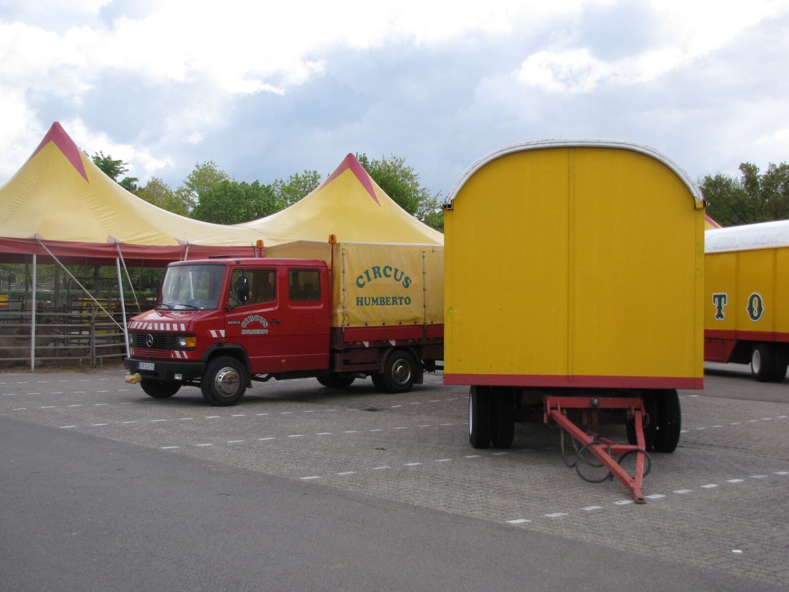 Canon PowerShot SX10 IS sample photo. Circus, circus cars, circus photography