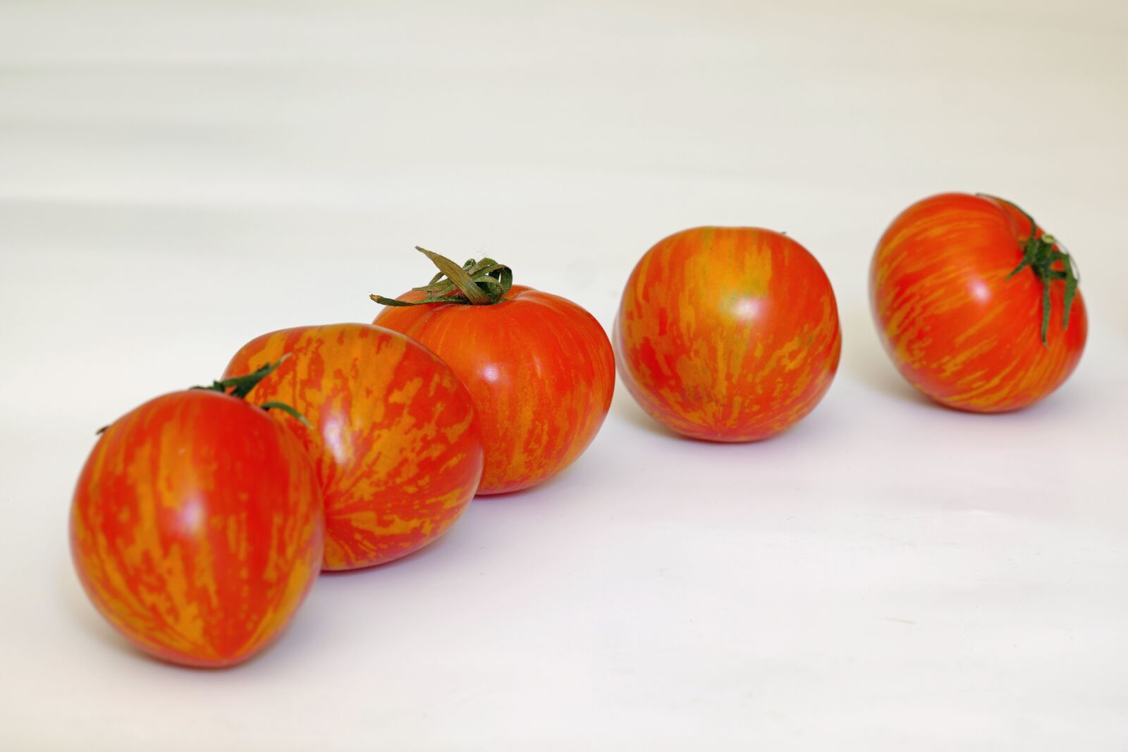 Vario-Elmar TL 1:3.5-5.6 / 18-56 ASPH. sample photo. Tomato, tigeralla, fruit photography