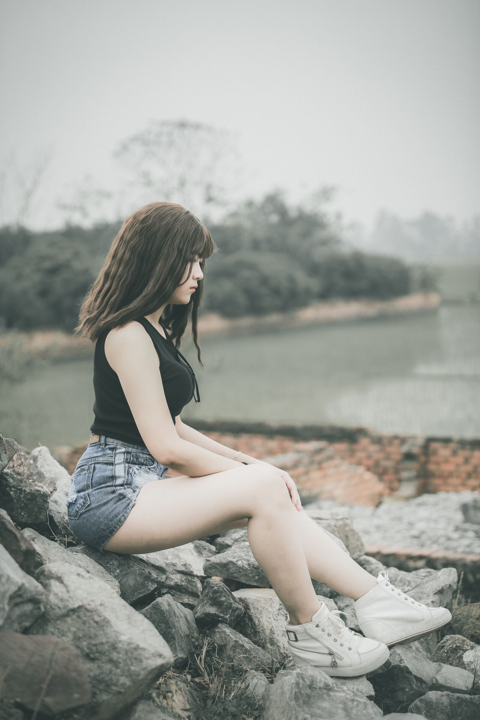 Canon EF 70-200mm F2.8L USM sample photo. Girl, rocks, dam photography