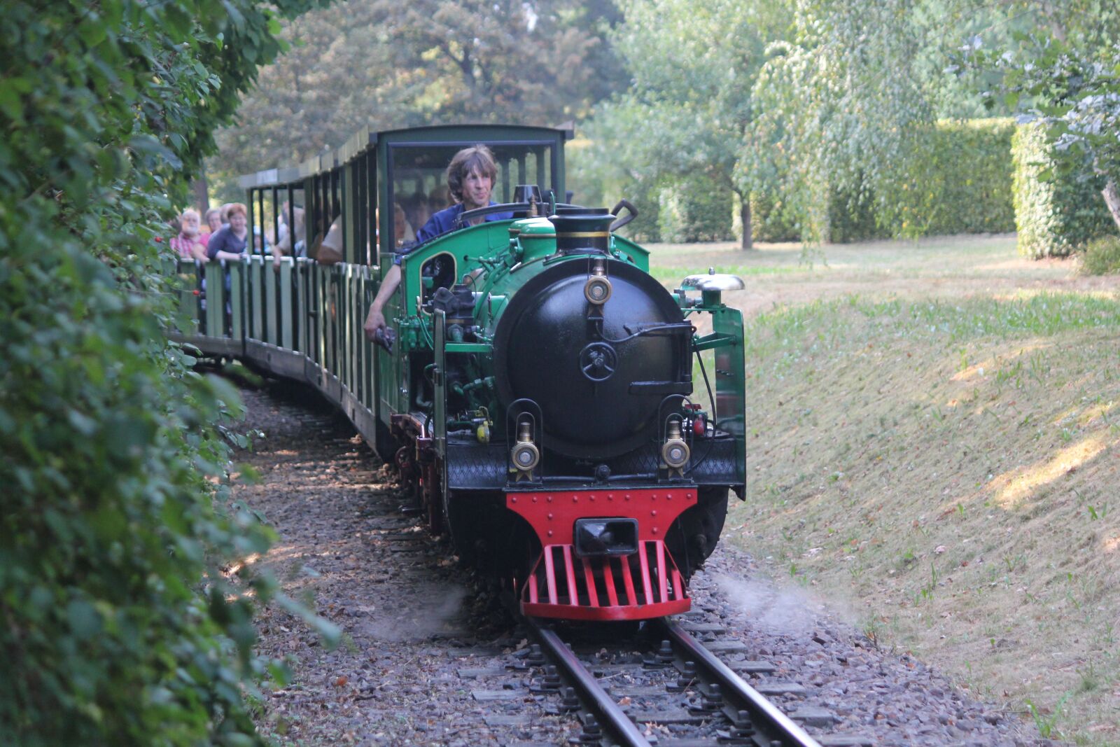 Canon EOS 550D (EOS Rebel T2i / EOS Kiss X4) sample photo. Train, steam, tourist photography