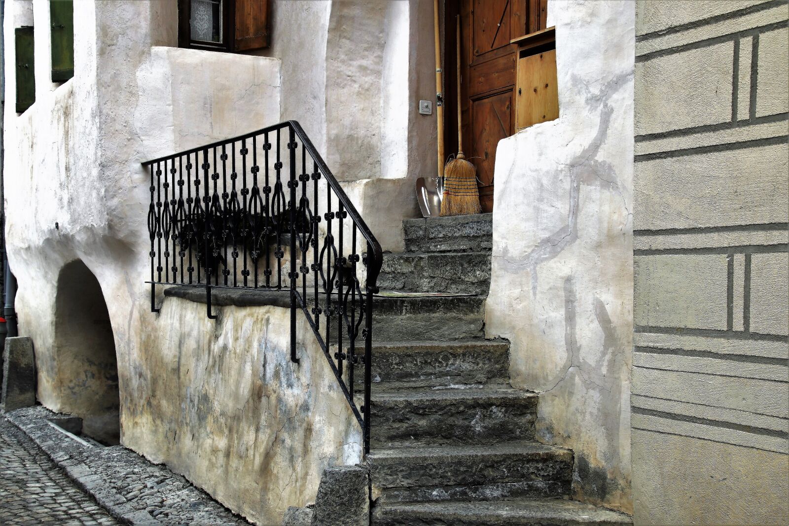 Canon EOS 80D sample photo. Stairs, railing, kamienica photography