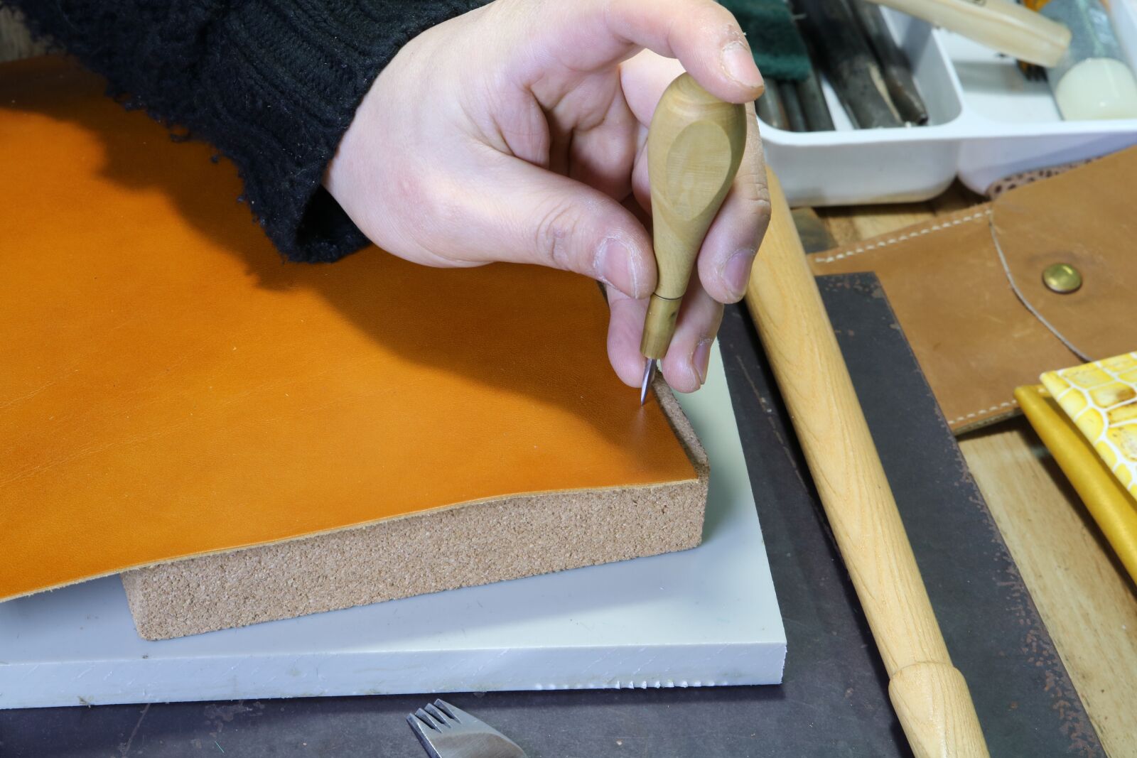 Canon EOS 750D (EOS Rebel T6i / EOS Kiss X8i) sample photo. Technique, leather, leather craft photography