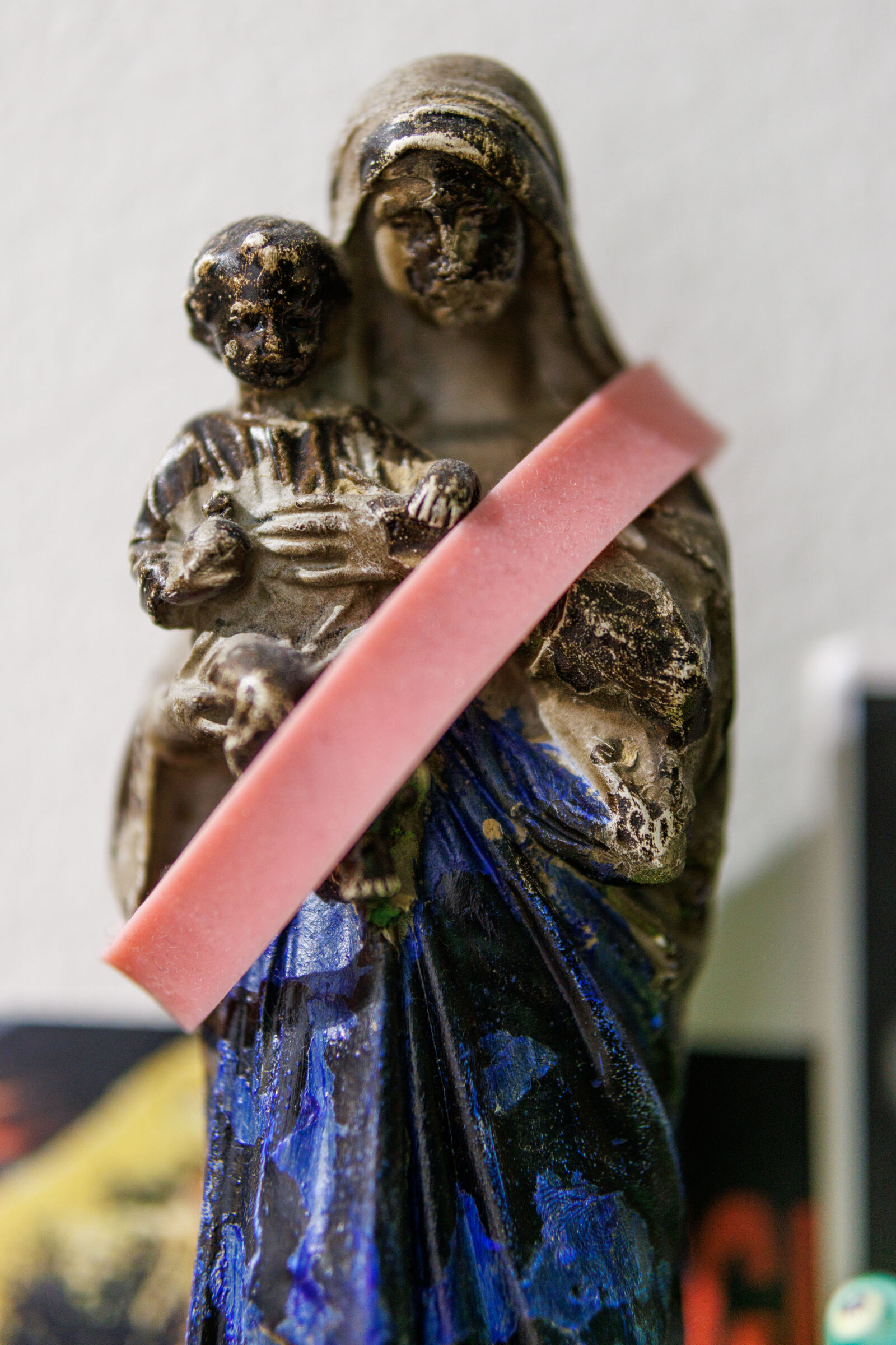 Sigma 56mm F1.4 DC DN | C sample photo. Ribbon on a statue photography