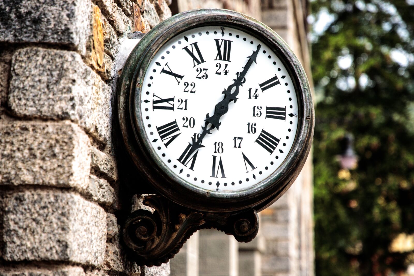 Canon EOS 6D Mark II sample photo. Clock, railway station, wait photography