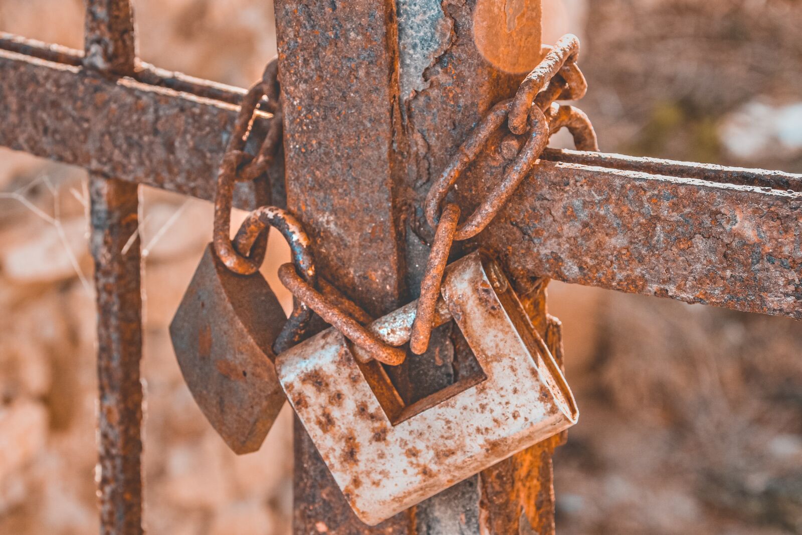 Canon EOS 650D (EOS Rebel T4i / EOS Kiss X6i) sample photo. Castle, metal, rust photography