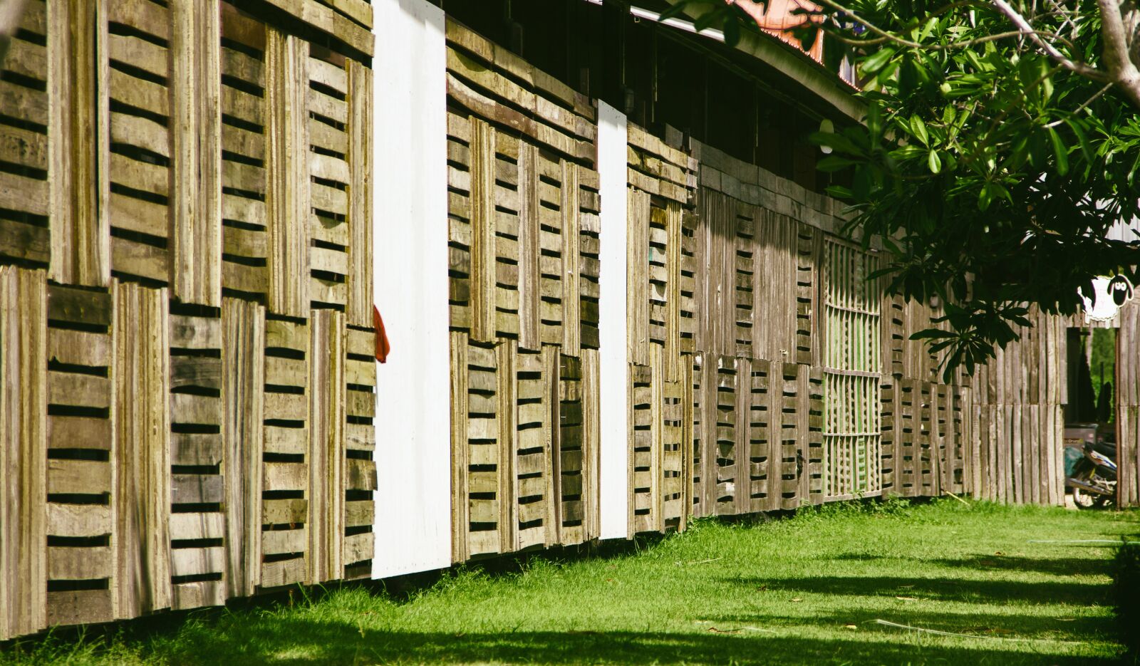 Canon EF-S 18-135mm F3.5-5.6 IS sample photo. Thailand, door, grass photography