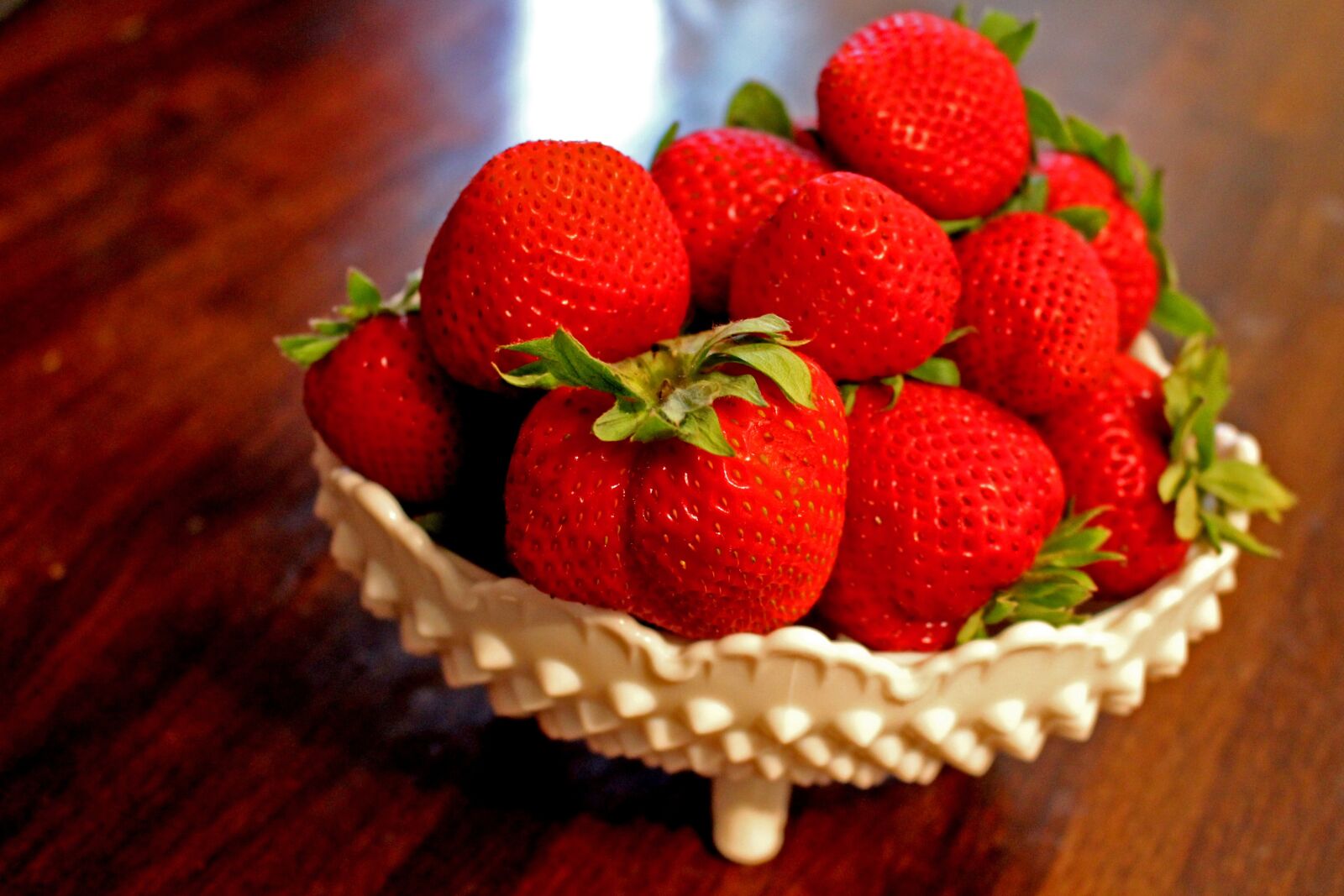 Canon EOS 700D (EOS Rebel T5i / EOS Kiss X7i) sample photo. Strawberries, bowl of berries photography
