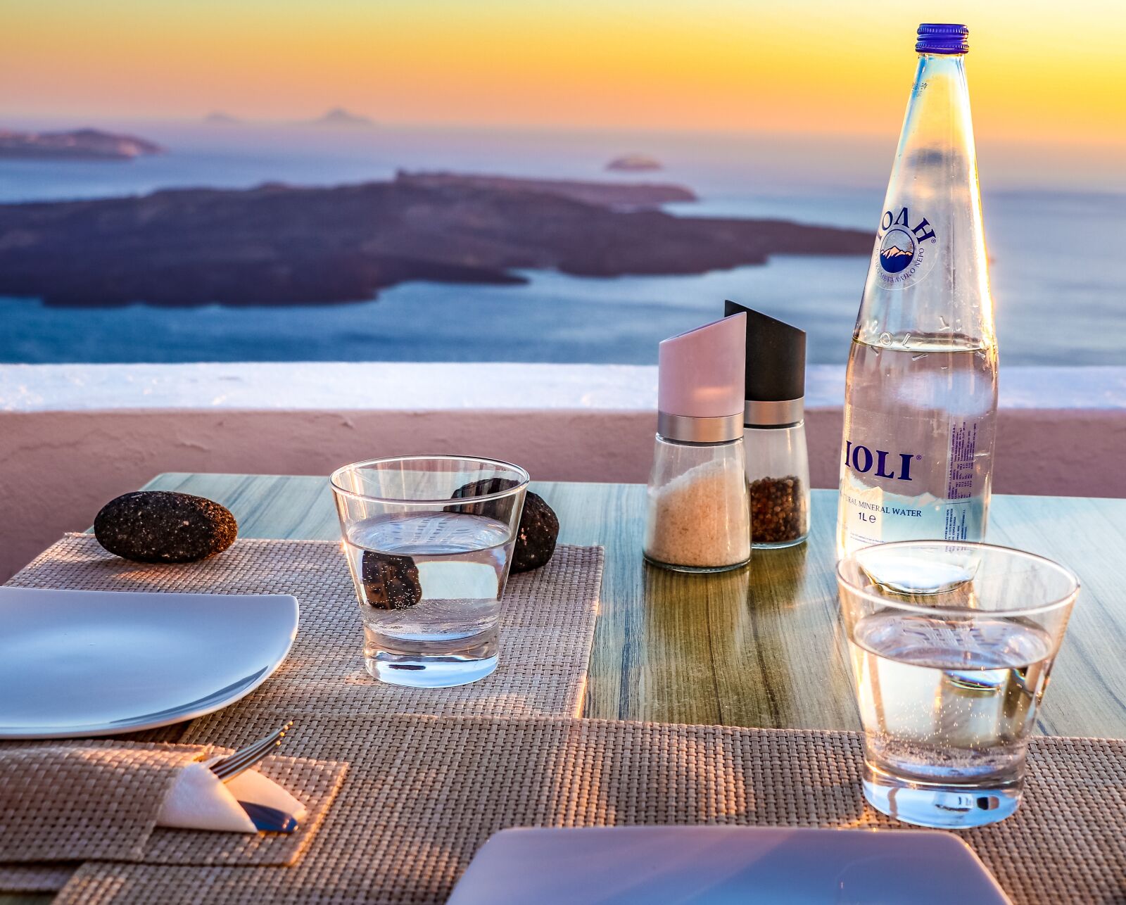 Canon EF-S 18-135mm F3.5-5.6 IS USM sample photo. Santorini, eating, water photography