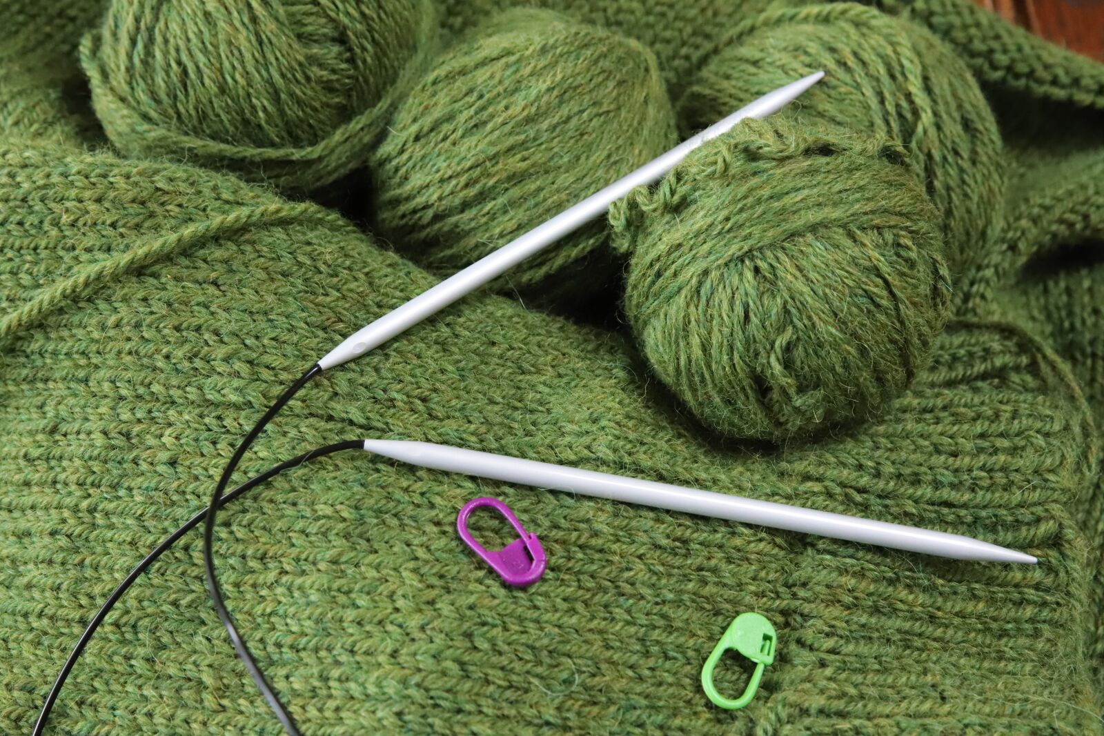 Canon EOS 6D Mark II sample photo. Knitting, wrap, yarn photography