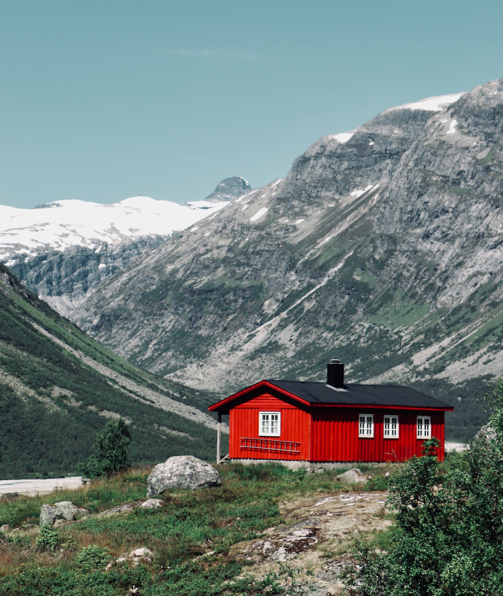 Canon EOS 800D (EOS Rebel T7i / EOS Kiss X9i) sample photo. House, small house, glacier photography