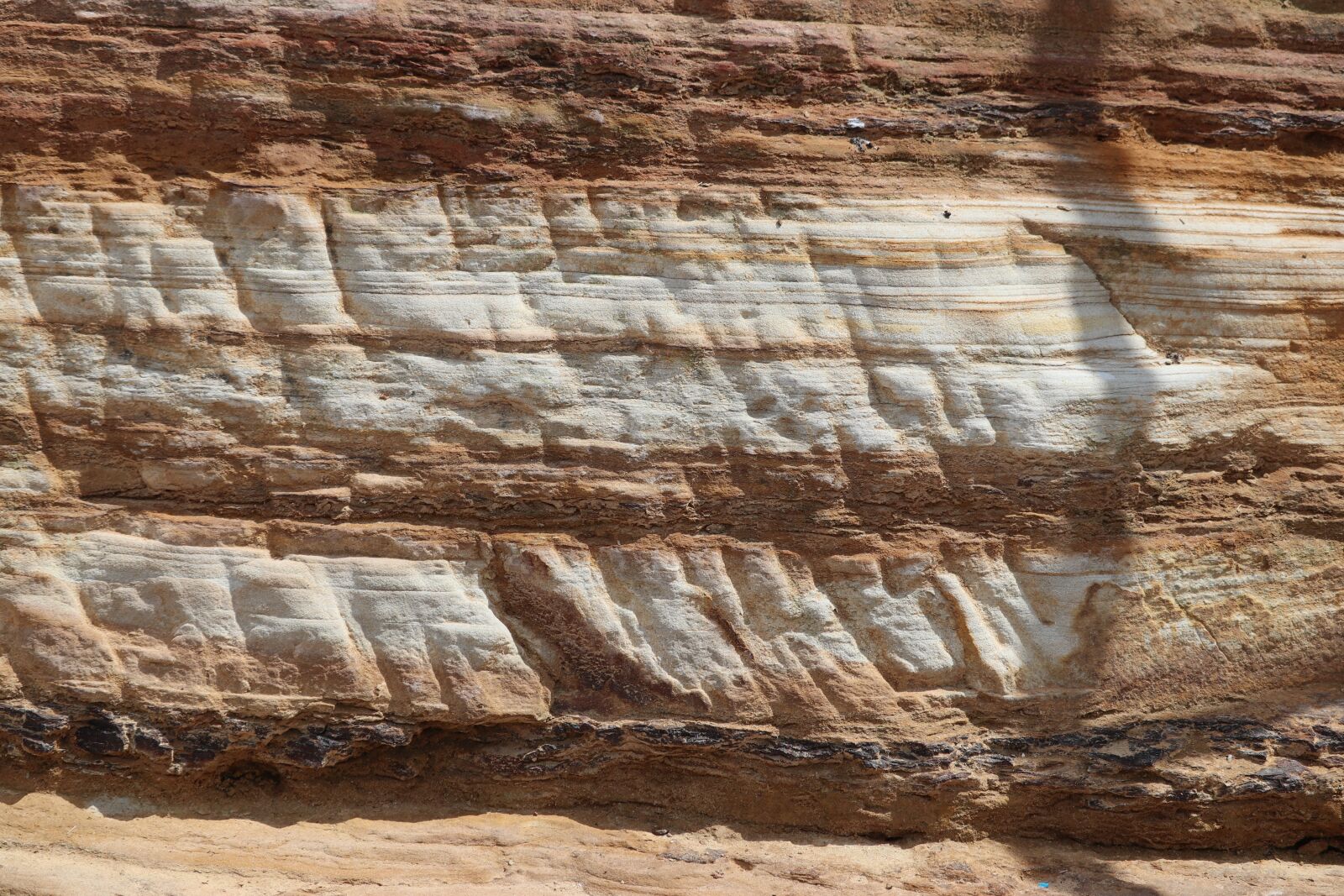 Canon EOS 200D (EOS Rebel SL2 / EOS Kiss X9) sample photo. Sandstone, rock, layers photography