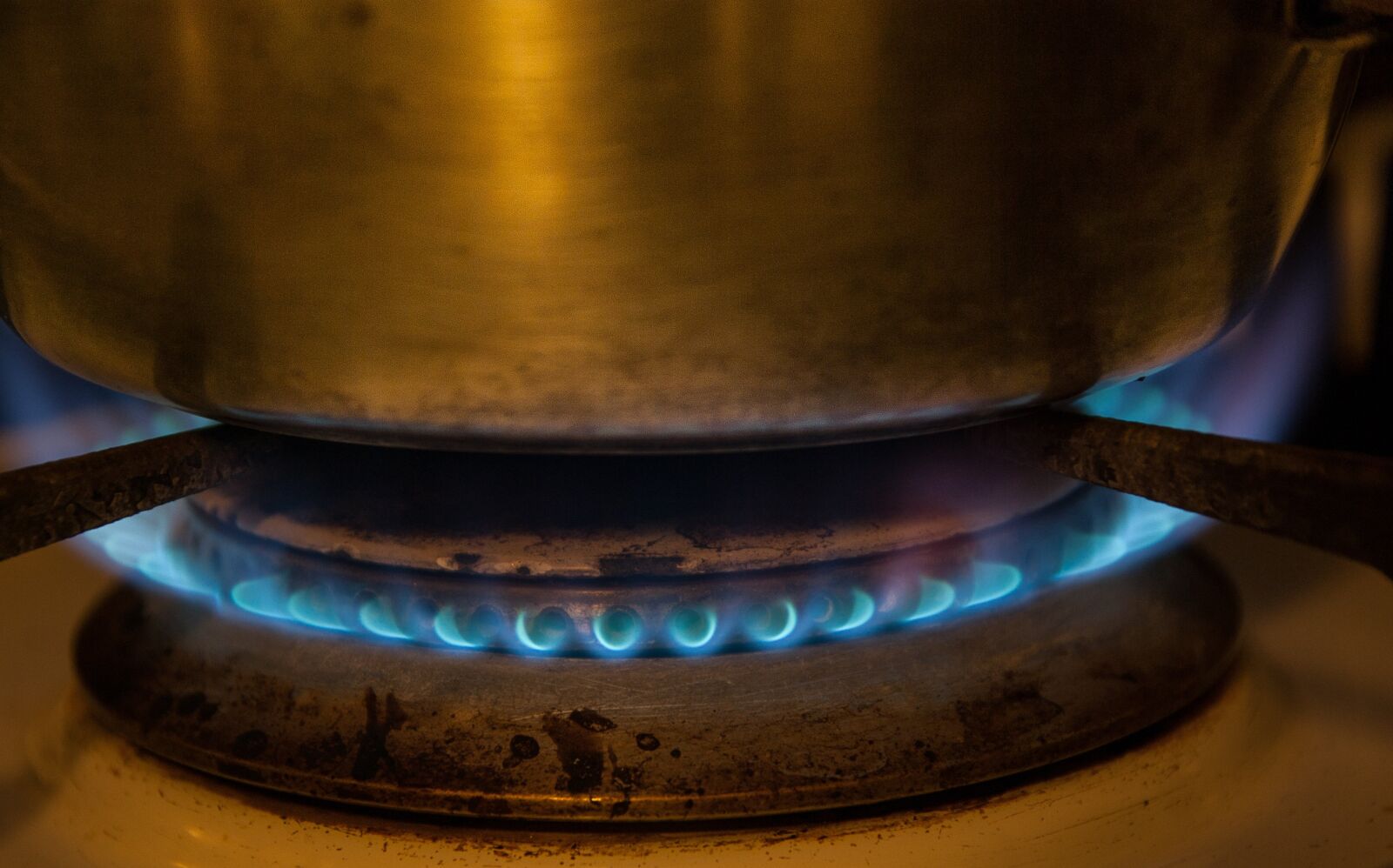 Pentax K10D sample photo. Kitchen, gas, flame photography