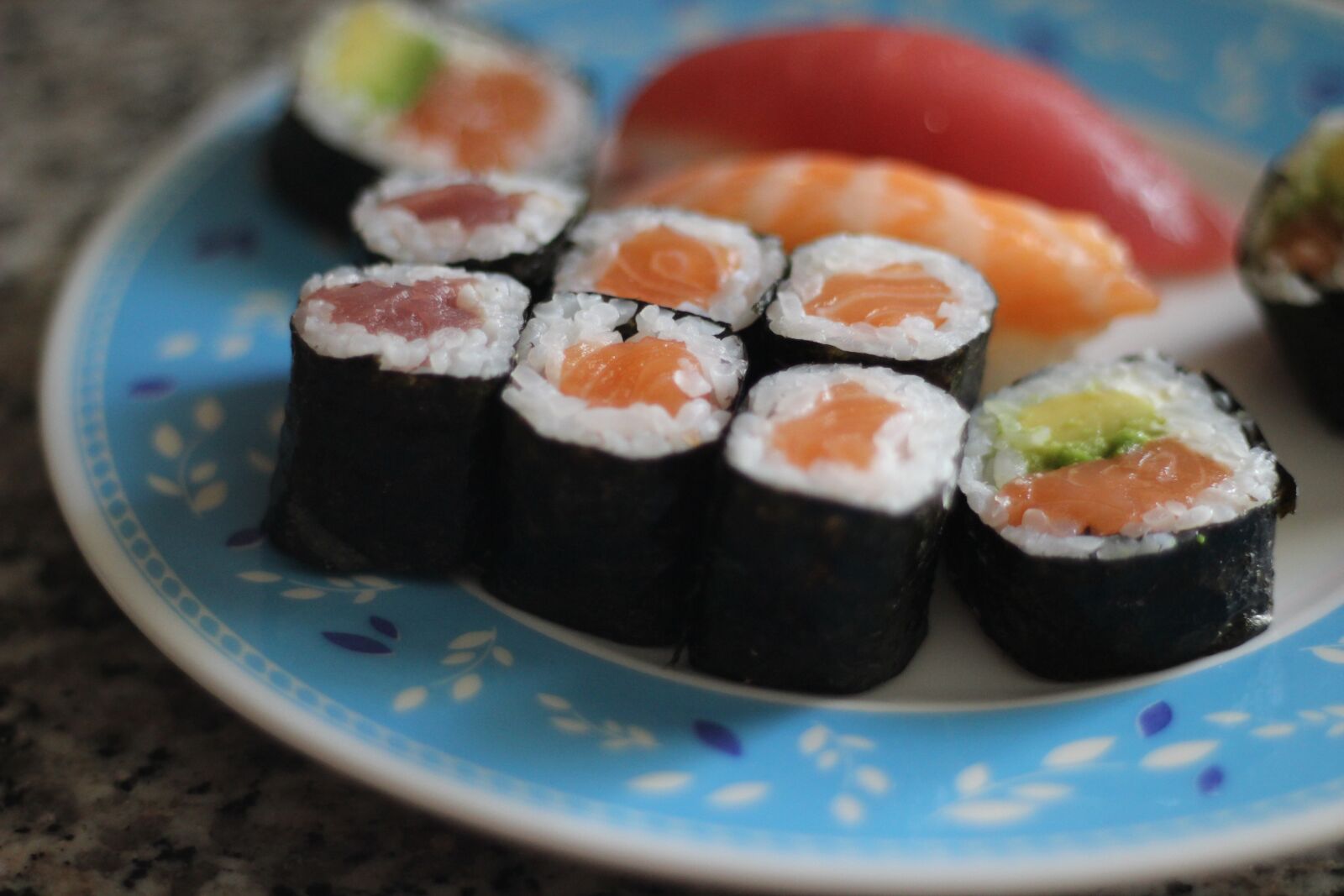Canon EOS 600D (Rebel EOS T3i / EOS Kiss X5) + Canon EF 50mm F1.8 II sample photo. Sushi, japanese food, hosomaki photography
