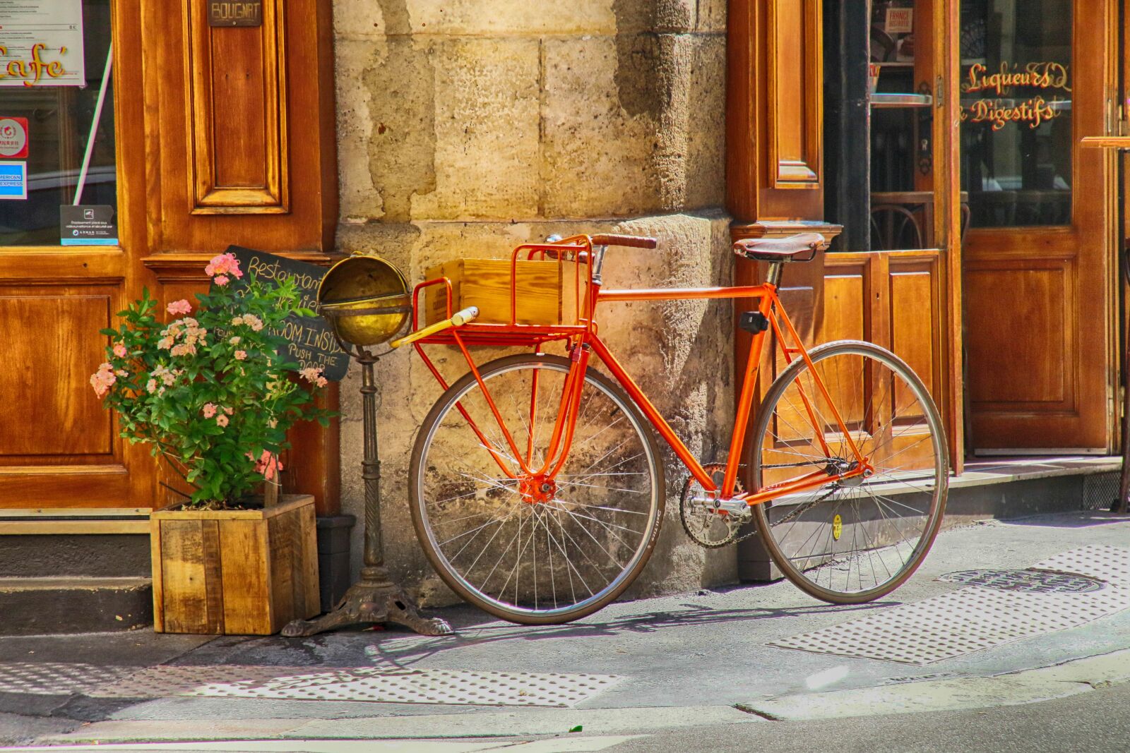 Canon EOS 70D sample photo. Bike, delivery man, vintage photography