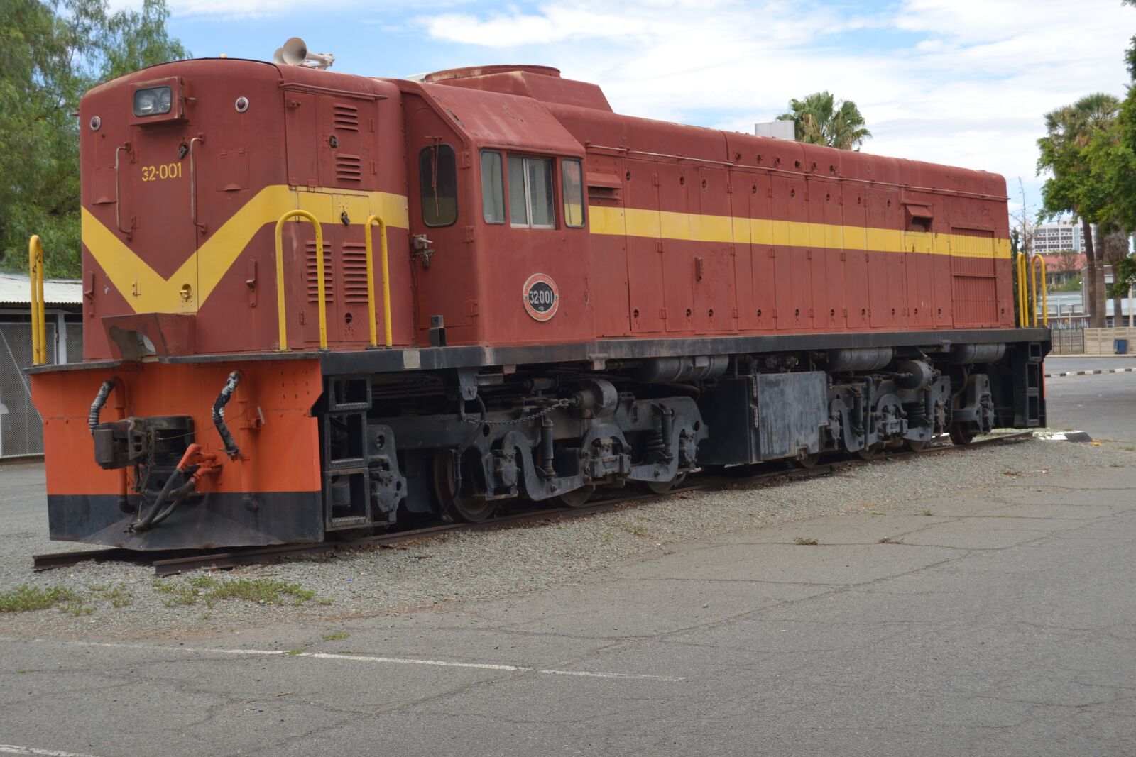 Nikon D3100 sample photo. Ancient locomotive train, palm photography