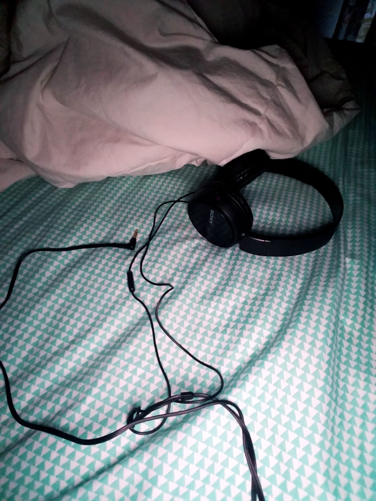 Samsung Galaxy S7 sample photo. Bed, blanket, blue, headphones photography