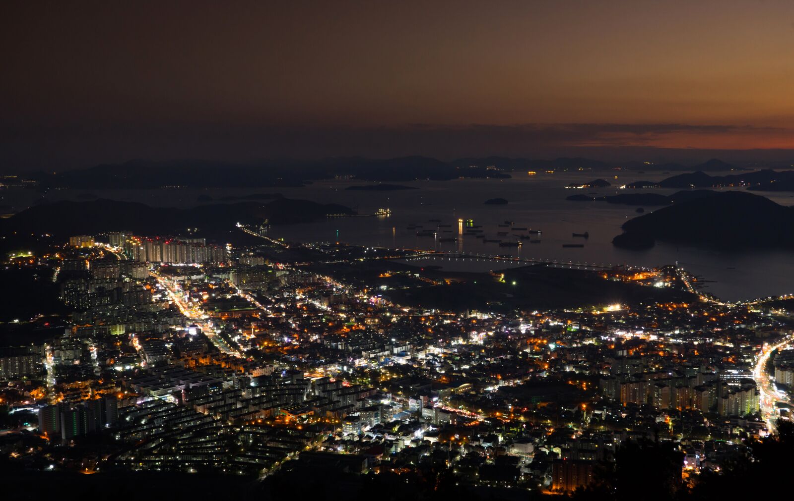 Sony a7 II + Sony FE 28-70mm F3.5-5.6 OSS sample photo. Night view, city, sea photography