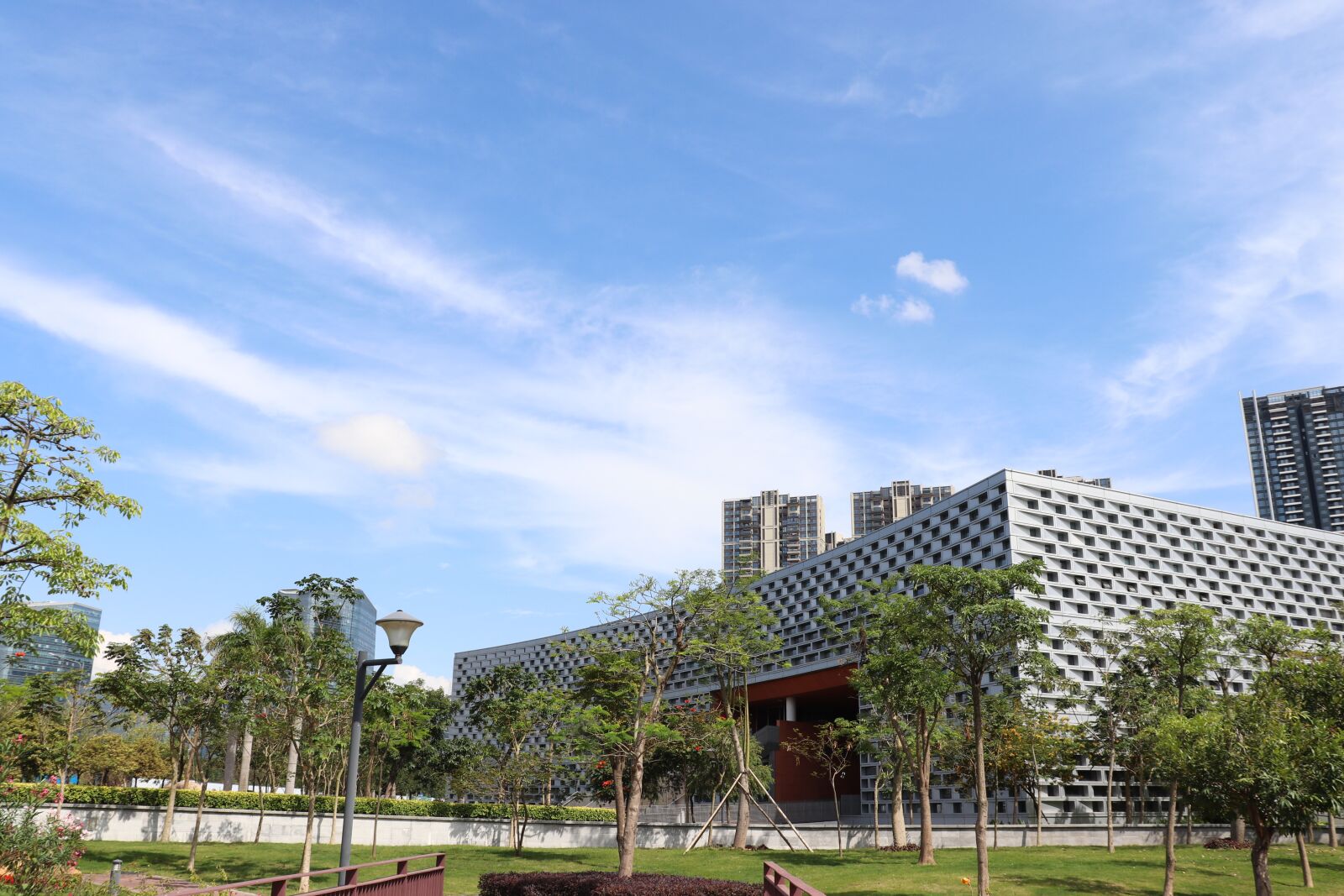 Canon EOS 800D (EOS Rebel T7i / EOS Kiss X9i) sample photo. Tree, sky, building photography