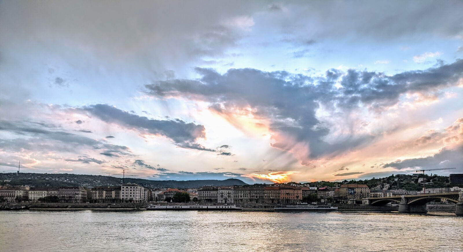 Google Pixel 3a sample photo. Budapest, danube, river photography