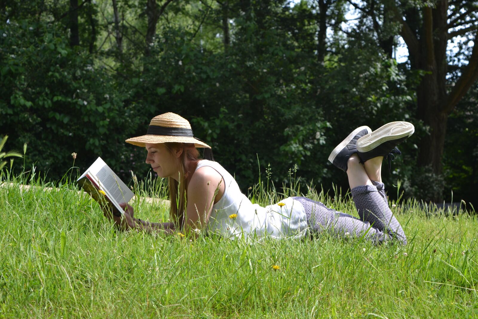 Nikon D3100 sample photo. Reading book, girl, read photography
