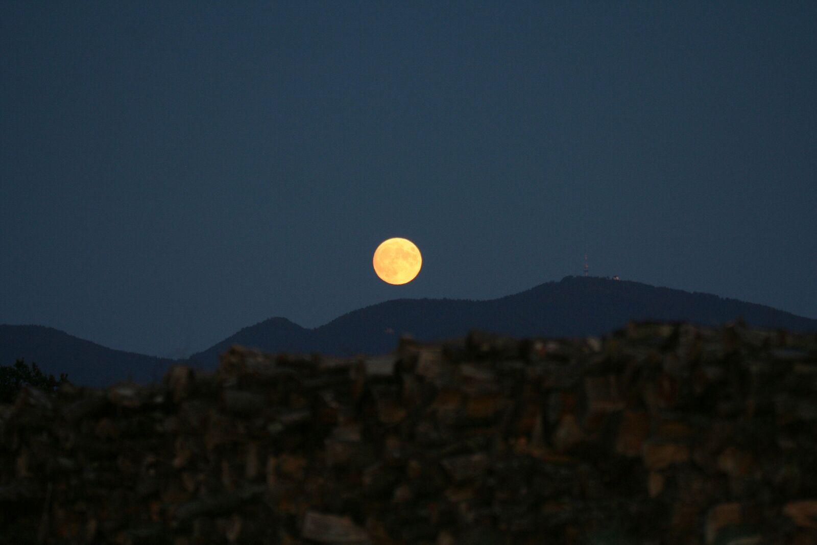 Canon EOS 350D (EOS Digital Rebel XT / EOS Kiss Digital N) sample photo. Moon, landscape, night photography
