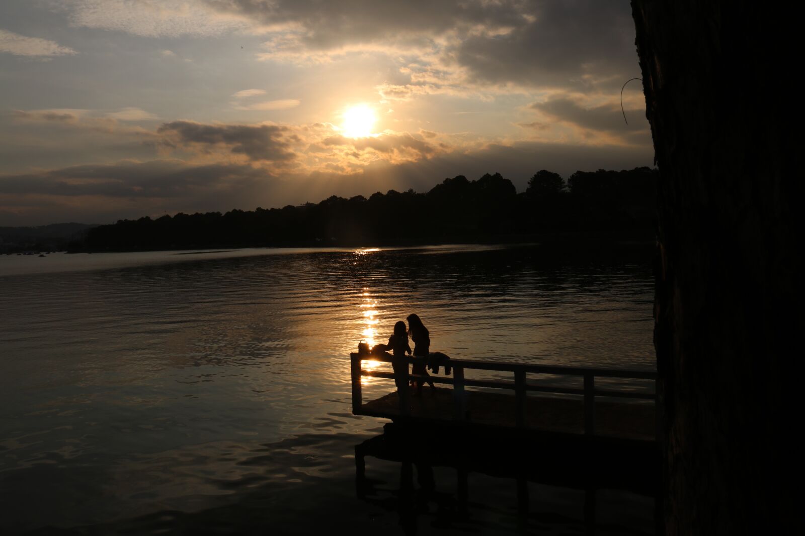 Canon EOS 750D (EOS Rebel T6i / EOS Kiss X8i) sample photo. Stone bridge, couple, lake photography
