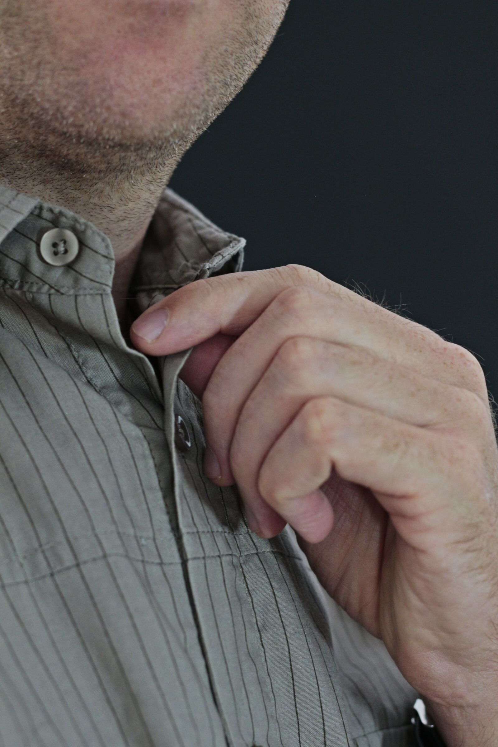 Canon EOS 650D (EOS Rebel T4i / EOS Kiss X6i) + Canon EF 50mm F1.8 II sample photo. Hand, shirt, clothing photography
