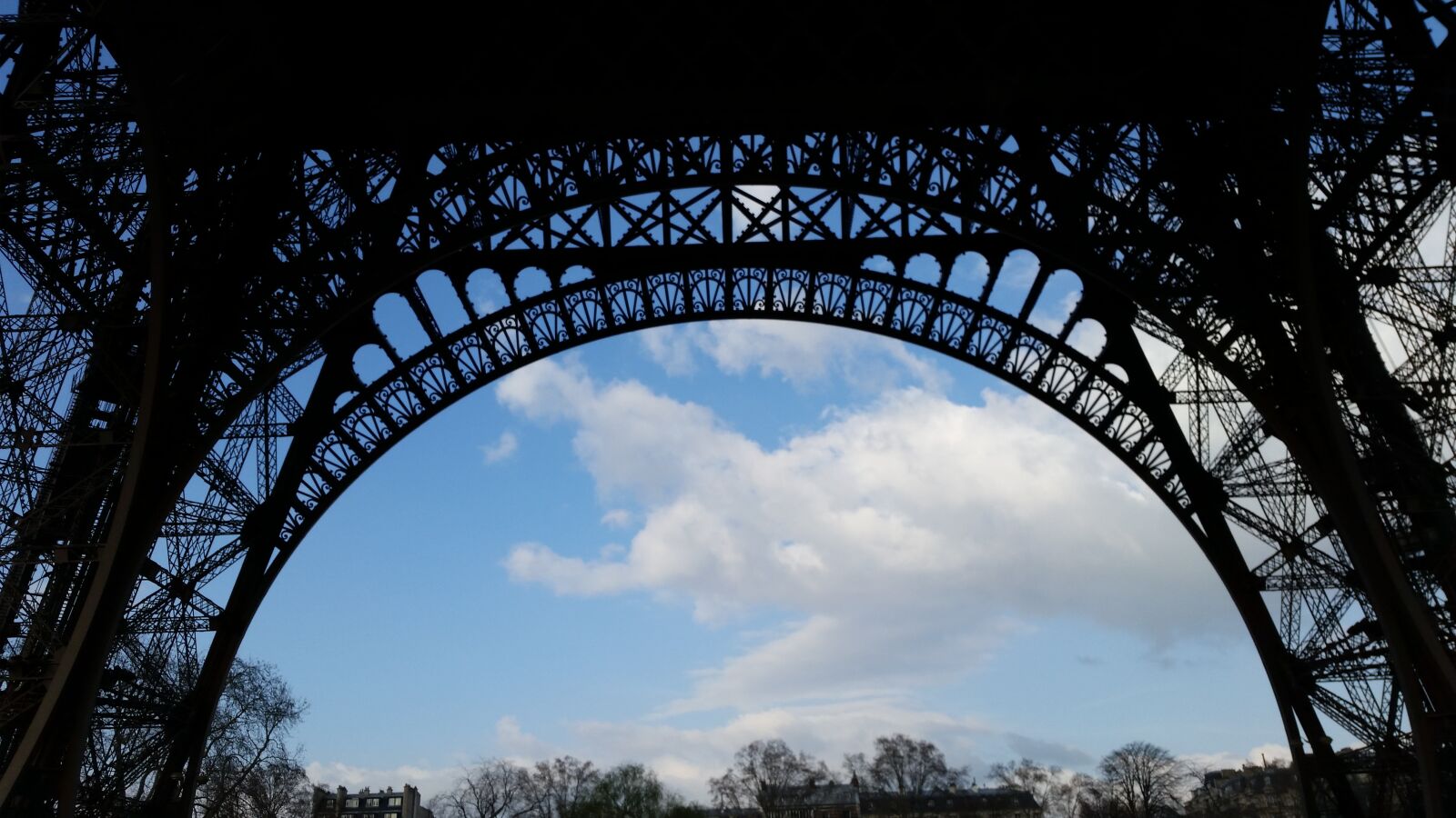 Samsung Galaxy S5 sample photo. Paris, eiffel tower, base photography