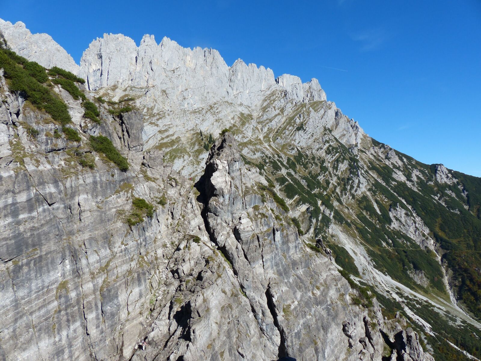 Panasonic Lumix DMC-FZ200 sample photo. Mountaineer, stone gutter, powerful photography