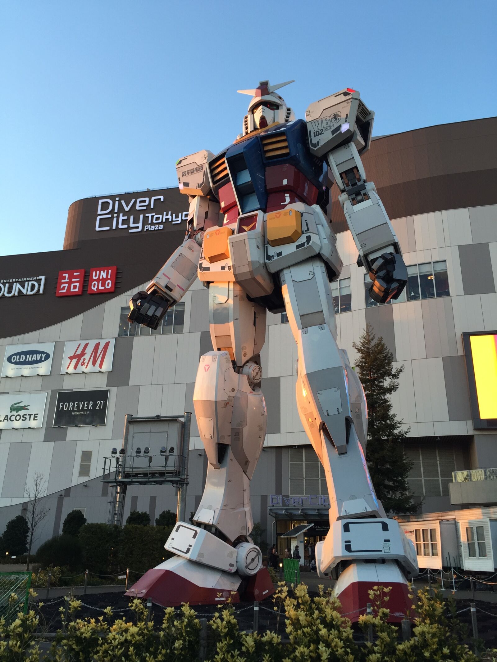 iPhone 6 back camera 4.15mm f/2.2 sample photo. Diver, city, gundam, japan photography