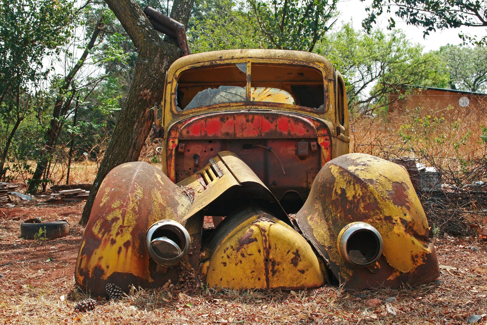 Canon EOS 400D (EOS Digital Rebel XTi / EOS Kiss Digital X) sample photo. Car wreck, old, rusty photography