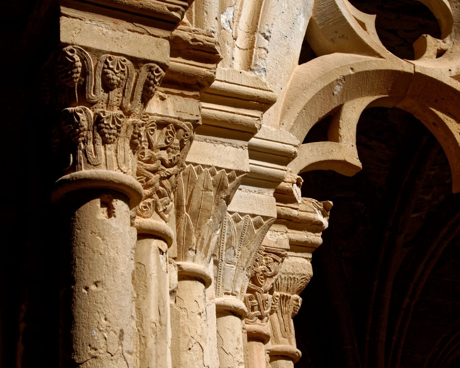 Nikon D50 sample photo. Column capitals, cloister, catalonia photography